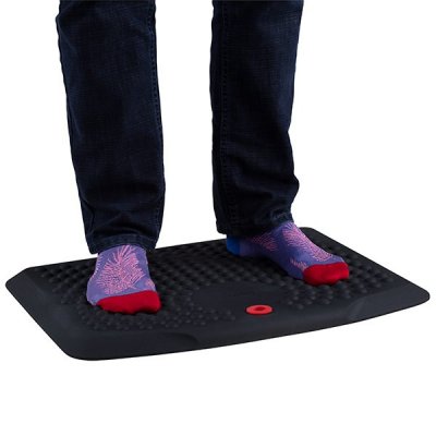 Mannen står på en balanserad Inzon arbetsplatsmatta i svart färg